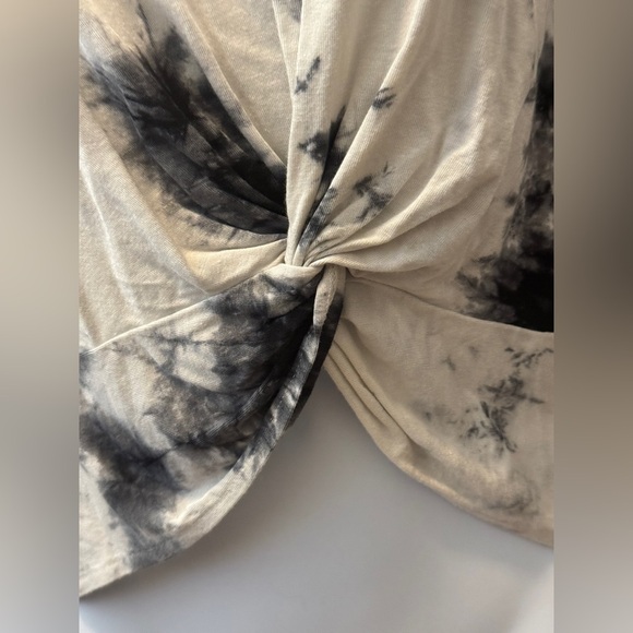 Women’s long sleeve black and white twisted shirt. Size large. - Picture 2 of 5